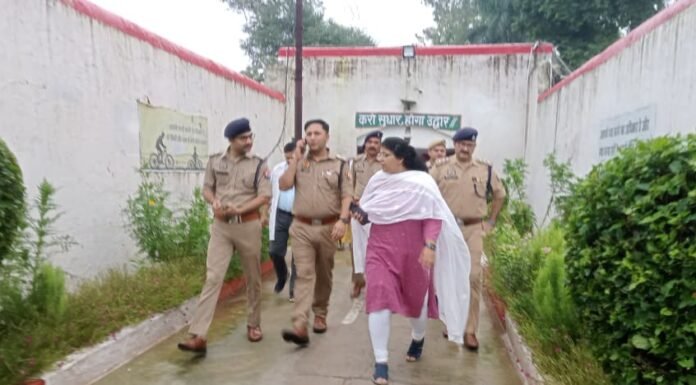 डीएम-एसपी ने जिला कारागार का किया निरीक्षण, व्यवस्थाओं को परखा बैरक, रसोईघर और चिकित्सालय का जायजा, बंदियों से संवाद कर जानी समस्याएं