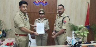 पानी की टंकी पर पहुंची युवती, महिला दरोगा ने बचाई जान जागृति खरवार ने सूझबूझ और साहस से टाली अनहोनी, एसएसपी ने प्रशस्ति पत्र देकर किया सम्मानित
