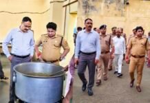 जिला कारागार में डीएम-एसपी का औचक निरीक्षण, बैरकों से मेस तक खंगाला परिसर सुरक्षा, साफ-सफाई और बंदियों को मिल रही सुविधाओं का लिया जायजा, प्रतिबंधित सामग्री पर सख्ती के निर्देश