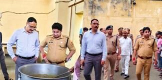 जिला कारागार में डीएम-एसपी का औचक निरीक्षण, बैरकों से मेस तक खंगाला परिसर सुरक्षा, साफ-सफाई और बंदियों को मिल रही सुविधाओं का लिया जायजा, प्रतिबंधित सामग्री पर सख्ती के निर्देश