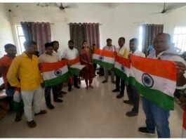 हर घर तिरंगा अभियान के तहत बाघनगर-बखिरा में हुआ तिरंगा वितरण नगर पंचायत अध्यक्ष ने कर्मचारियों को दिलाया अभियान को जन-जन तक पहुंचाने का संकल्प