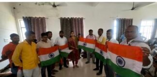 हर घर तिरंगा अभियान के तहत बाघनगर-बखिरा में हुआ तिरंगा वितरण नगर पंचायत अध्यक्ष ने कर्मचारियों को दिलाया अभियान को जन-जन तक पहुंचाने का संकल्प