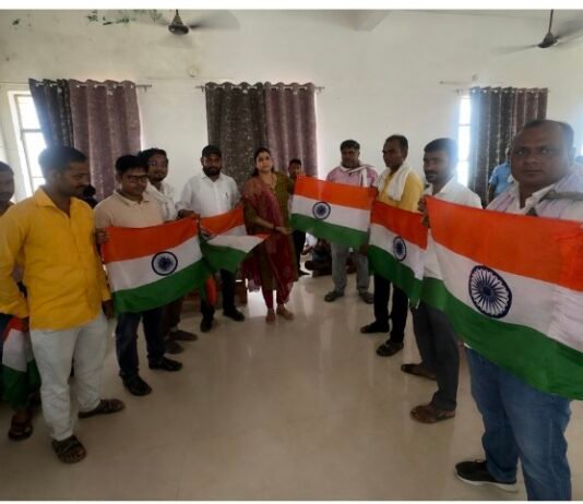 हर घर तिरंगा अभियान के तहत बाघनगर-बखिरा में हुआ तिरंगा वितरण नगर पंचायत अध्यक्ष ने कर्मचारियों को दिलाया अभियान को जन-जन तक पहुंचाने का संकल्प