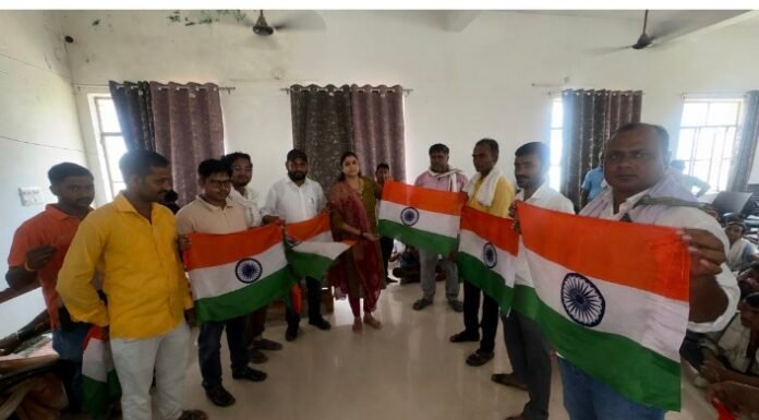 हर घर तिरंगा अभियान के तहत बाघनगर-बखिरा में हुआ तिरंगा वितरण नगर पंचायत अध्यक्ष ने कर्मचारियों को दिलाया अभियान को जन-जन तक पहुंचाने का संकल्प
