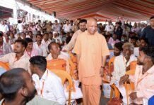 बाढ़ प्रभावित फर्रुखाबाद पहुंचे सीएम योगी, हवाई सर्वेक्षण कर लिया हालात का जायजा पीड़ित परिवारों से संवाद कर बांटी राहत सामग्री, मकान के लिए 1.20 लाख की सहायता; स्थायी समाधान के लिए ड्रेजिंग और तटबंध निर्माण की घोषणा