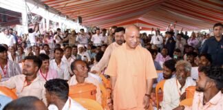बाढ़ प्रभावित फर्रुखाबाद पहुंचे सीएम योगी, हवाई सर्वेक्षण कर लिया हालात का जायजा पीड़ित परिवारों से संवाद कर बांटी राहत सामग्री, मकान के लिए 1.20 लाख की सहायता; स्थायी समाधान के लिए ड्रेजिंग और तटबंध निर्माण की घोषणा