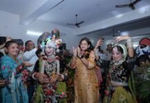 पुलिस लाइन में गूंजे कान्हा के भजन, रासलीला ने बांधा समां डीएम और एसएसपी ने पुलिस परिवार के साथ की पूजा-अर्चना, बच्चों की मनमोहक प्रस्तुतियों ने मोहा मन