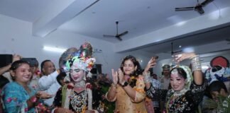 पुलिस लाइन में गूंजे कान्हा के भजन, रासलीला ने बांधा समां डीएम और एसएसपी ने पुलिस परिवार के साथ की पूजा-अर्चना, बच्चों की मनमोहक प्रस्तुतियों ने मोहा मन