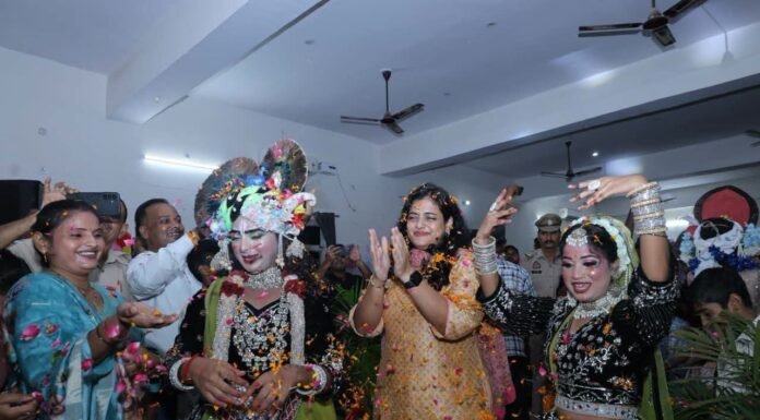 पुलिस लाइन में गूंजे कान्हा के भजन, रासलीला ने बांधा समां डीएम और एसएसपी ने पुलिस परिवार के साथ की पूजा-अर्चना, बच्चों की मनमोहक प्रस्तुतियों ने मोहा मन