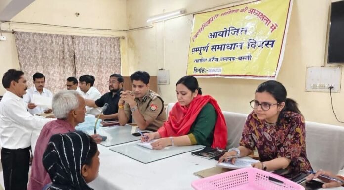 हरैया में डीएम-एसपी ने सुनी फरियाद, अधिकारियों को दिए त्वरित निस्तारण के निर्देश