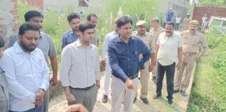 छात्रा की शिकायत पर बना रास्ता, डीएम ने मौके पर पहुंचकर परखी गुणवत्ता समारा नाज की शिकायत का हुआ त्वरित निस्तारण, डीएम ने साइकिल और चॉकलेट देकर बढ़ाया बच्ची का उत्साह