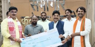 सेवा संकल्प अभियान में युवा उद्यमियों को मिली सौगात, बांटे टूलकिट और डेमो चेक प्रधानमंत्री के जन्मदिन और विश्वकर्मा जयंती पर आयोजित समारोह में 25 लाभार्थियों को टूलकिट, उद्यमियों को पांच लाख रुपये तक के डेमो चेक