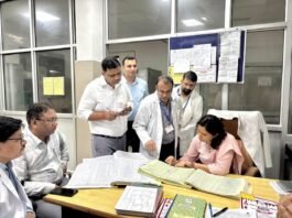 जिला अस्पताल का डीएम ने किया औचक निरीक्षण वार्डों में मरीजों और तीमारदारों से लिया फीडबैक, अनुपस्थित चिकित्सकों व स्वास्थ्यकर्मियों पर कार्रवाई के निर्देश