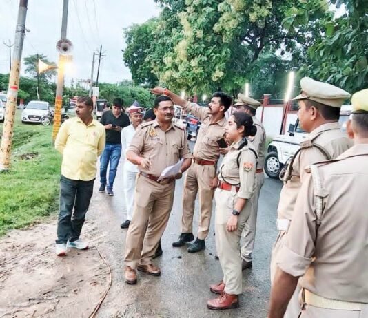 गणेश प्रतिमा विसर्जन को लेकर अमहट घाट पर सुरक्षा कड़ी एसडीएम सदर और एएसपी मानसी दहिया ने किया निरीक्षण, बैरिकेडिंग से आगे जाने पर रोक