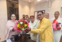 नवागत डीएम से मिले व्यापारी, समस्याओं पर हुई चर्चा पूर्वांचल उद्योग व्यापार मंडल के प्रतिनिधिमंडल ने अनुज मलिक का किया स्वागत, व्यापारिक हितों से जुड़े मुद्दे रखे