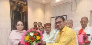 नवागत डीएम से मिले व्यापारी, समस्याओं पर हुई चर्चा पूर्वांचल उद्योग व्यापार मंडल के प्रतिनिधिमंडल ने अनुज मलिक का किया स्वागत, व्यापारिक हितों से जुड़े मुद्दे रखे