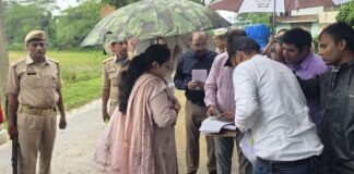 मगहर कताई मिल का डीएम ने किया निरीक्षण, 18 एकड़ अतिरिक्त जमीन की तलाश टेक्सटाइल एवं अपैरल पार्क के लिए उपलब्ध है 38 एकड़ भूमि, डीएम अनुज मलिक ने किसानों से भी की वार्ता