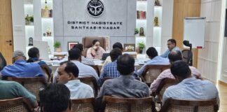 1540 शिक्षक मतदाताओं के लिए बनाए गए सात मतदेय स्थल गोरखपुर-फैजाबाद खंड शिक्षक निर्वाचन की तैयारियों की डीएम ने की समीक्षा, तीन जोन और सात सेक्टर में बांटा गया जिला