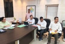 पीएम आवास के लंबित आवेदनों की जल्द पूरी करें जांच : डीएम डूडा की योजनाओं की समीक्षा, स्वनिधि में ऋण आवेदन बढ़ाने और लाभार्थियों को बैंकों तक पहुंचाने के निर्देश