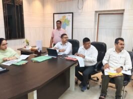 पीएम आवास के लंबित आवेदनों की जल्द पूरी करें जांच : डीएम डूडा की योजनाओं की समीक्षा, स्वनिधि में ऋण आवेदन बढ़ाने और लाभार्थियों को बैंकों तक पहुंचाने के निर्देश