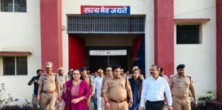 जिला जज, डीएम और एसपी अचानक पहुंचे जेल, बैरकों की कराई तलाशी बंदियों से बातचीत कर सुविधाओं का लिया फीडबैक, प्रतिबंधित सामग्री के प्रवेश पर सख्ती के निर्देश