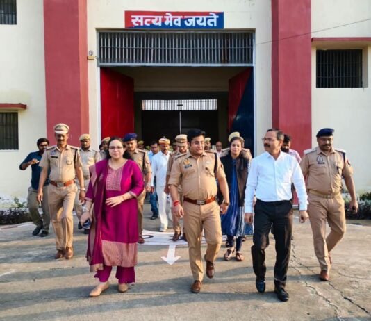 जिला जज, डीएम और एसपी अचानक पहुंचे जेल, बैरकों की कराई तलाशी बंदियों से बातचीत कर सुविधाओं का लिया फीडबैक, प्रतिबंधित सामग्री के प्रवेश पर सख्ती के निर्देश