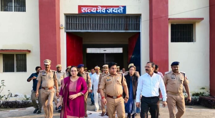 जिला जज, डीएम और एसपी अचानक पहुंचे जेल, बैरकों की कराई तलाशी बंदियों से बातचीत कर सुविधाओं का लिया फीडबैक, प्रतिबंधित सामग्री के प्रवेश पर सख्ती के निर्देश