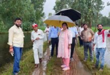 जलभराव प्रभावित गांवों में पहुंचीं डीएम, राहत-बचाव व्यवस्था परखी ग्रामीणों से संवाद कर जाना हाल, जल निकासी और राहत कार्यों में तेजी के निर्देश