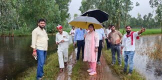 जलभराव प्रभावित गांवों में पहुंचीं डीएम, राहत-बचाव व्यवस्था परखी ग्रामीणों से संवाद कर जाना हाल, जल निकासी और राहत कार्यों में तेजी के निर्देश