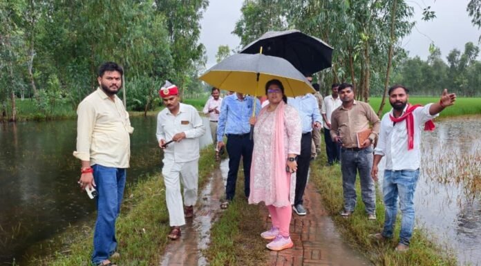जलभराव प्रभावित गांवों में पहुंचीं डीएम, राहत-बचाव व्यवस्था परखी ग्रामीणों से संवाद कर जाना हाल, जल निकासी और राहत कार्यों में तेजी के निर्देश
