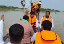 बाढ़ प्रभावित गांवों में नाव से पहुंचे एडीएम, जानी जमीनी हकीकत कम्युनिटी किचन, स्वास्थ्य कैंप और पशुओं के चारे-दवा की व्यवस्था के निर्देश; सुरक्षित आवागमन के लिए पर्याप्त नावें लगाने को कहा