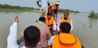 बाढ़ प्रभावित गांवों में नाव से पहुंचे एडीएम, जानी जमीनी हकीकत कम्युनिटी किचन, स्वास्थ्य कैंप और पशुओं के चारे-दवा की व्यवस्था के निर्देश; सुरक्षित आवागमन के लिए पर्याप्त नावें लगाने को कहा