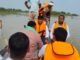 बाढ़ प्रभावित गांवों में नाव से पहुंचे एडीएम, जानी जमीनी हकीकत कम्युनिटी किचन, स्वास्थ्य कैंप और पशुओं के चारे-दवा की व्यवस्था के निर्देश; सुरक्षित आवागमन के लिए पर्याप्त नावें लगाने को कहा