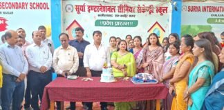 सूर्या स्कूल में गुरुजनों का सम्मान, विद्यार्थियों ने काटा केक एमडी डॉ. उदय प्रताप चतुर्वेदी व निदेशिका सविता चतुर्वेदी ने दी उज्ज्वल भविष्य की शुभकामनाएं