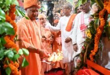 गोरखनाथ मंदिर में गूंजा ‘नंद घर आनंद भयो’, सीएम योगी ने झुलाया लड्डू गोपाल आधी रात गर्भगृह में विधि-विधान से हुआ श्रीकृष्ण का प्राकट्य अनुष्ठान, राधा-कृष्ण बने बच्चों पर बरसा मुख्यमंत्री का स्नेह