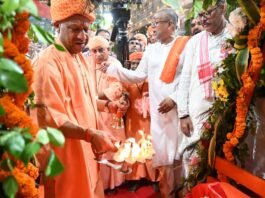 गोरखनाथ मंदिर में गूंजा ‘नंद घर आनंद भयो’, सीएम योगी ने झुलाया लड्डू गोपाल आधी रात गर्भगृह में विधि-विधान से हुआ श्रीकृष्ण का प्राकट्य अनुष्ठान, राधा-कृष्ण बने बच्चों पर बरसा मुख्यमंत्री का स्नेह