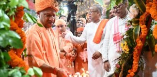 गोरखनाथ मंदिर में गूंजा ‘नंद घर आनंद भयो’, सीएम योगी ने झुलाया लड्डू गोपाल आधी रात गर्भगृह में विधि-विधान से हुआ श्रीकृष्ण का प्राकट्य अनुष्ठान, राधा-कृष्ण बने बच्चों पर बरसा मुख्यमंत्री का स्नेह
