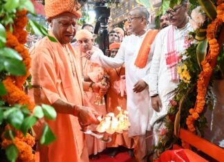 गोरखनाथ मंदिर में गूंजा ‘नंद घर आनंद भयो’, सीएम योगी ने झुलाया लड्डू गोपाल आधी रात गर्भगृह में विधि-विधान से हुआ श्रीकृष्ण का प्राकट्य अनुष्ठान, राधा-कृष्ण बने बच्चों पर बरसा मुख्यमंत्री का स्नेह