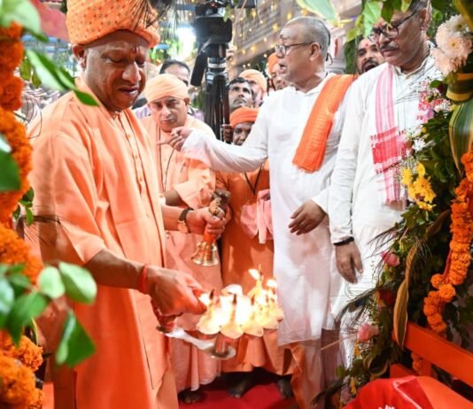 गोरखनाथ मंदिर में गूंजा ‘नंद घर आनंद भयो’, सीएम योगी ने झुलाया लड्डू गोपाल आधी रात गर्भगृह में विधि-विधान से हुआ श्रीकृष्ण का प्राकट्य अनुष्ठान, राधा-कृष्ण बने बच्चों पर बरसा मुख्यमंत्री का स्नेह