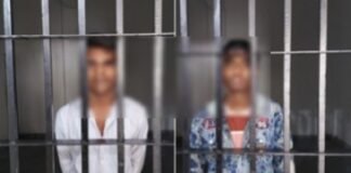 चोरी की बाइक और पांच मोबाइल समेत दो गिरफ्तार