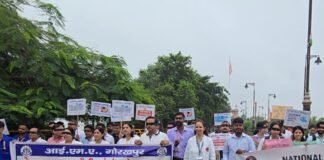आंखों पर काली पट्टी बांधकर निकली ‘अंधत्व-बोध पदयात्रा’ नेत्रदान के प्रति जागरूकता बढ़ाने के लिए चिकित्सकों और नागरिकों ने दिया संदेश