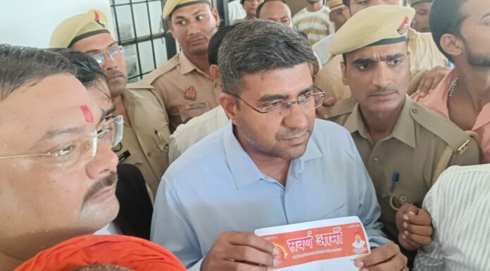 सवर्ण आर्मी ने आर्थिक आधार पर आरक्षण की मांग उठाई डीएम कार्यालय पहुंचकर सौंपा ज्ञापन, जातिगत आरक्षण समाप्त करने समेत चार मांगें रखीं