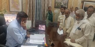 फरियादियों की समस्याएं सुन डीएम ने दिए त्वरित निस्तारण के निर्देश कार्यालय पहुंचे लोगों की एक-एक कर सुनी शिकायतें, अधिकारियों से फोन पर बात कर कार्रवाई के निर्देश
