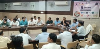सीएम डैशबोर्ड की समीक्षा में डीएम ने कसी अफसरों की लगाम 10 करोड़ से अधिक की परियोजनाओं में तेजी के निर्देश, गुणवत्ता से समझौता होने पर तय होगी जिम्मेदारी