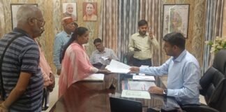 एक व्यक्ति, दो नाम और दो पिता! डीएम के दरबार में फिर पहुंचा मामला मुकदमा दर्ज होने के बाद चार्जशीट भी दाखिल, ग्राम सचिव की भूमिका पर उठे सवाल; पुराने प्रार्थना पत्रों का मांगा हिसाब
