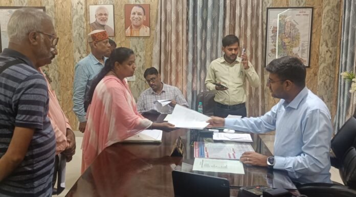 एक व्यक्ति, दो नाम और दो पिता! डीएम के दरबार में फिर पहुंचा मामला मुकदमा दर्ज होने के बाद चार्जशीट भी दाखिल, ग्राम सचिव की भूमिका पर उठे सवाल; पुराने प्रार्थना पत्रों का मांगा हिसाब