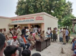गायघाट में एसएसपी ने लगाई चौपाल, ग्रामीणों की सुनीं समस्याएं जनशिकायतों के त्वरित निस्तारण के साथ अपराध नियंत्रण और कम्युनिटी पुलिसिंग पर दिया जोर