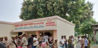 गायघाट में एसएसपी ने लगाई चौपाल, ग्रामीणों की सुनीं समस्याएं जनशिकायतों के त्वरित निस्तारण के साथ अपराध नियंत्रण और कम्युनिटी पुलिसिंग पर दिया जोर