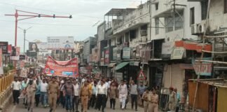 पांच दिवसीय बैंकिंग व्यवस्था की मांग को लेकर बैंककर्मियों का प्रदर्शन गोलघर बैंक रोड पर निकाला जुलूस, सरकार और बैंक प्रबंधन के खिलाफ की नारेबाजी