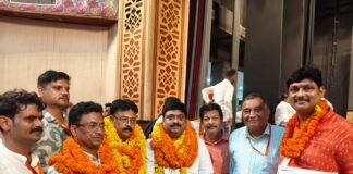 गोरखपुर के राजेंद्र शर्मा बने प्रदेश मंत्री लखनऊ में कलेक्ट्रेट कर्मचारी संघ के अधिवेशन में निर्वाचित होने पर कर्मचारियों में खुशी, लौटने पर हुआ स्वागत